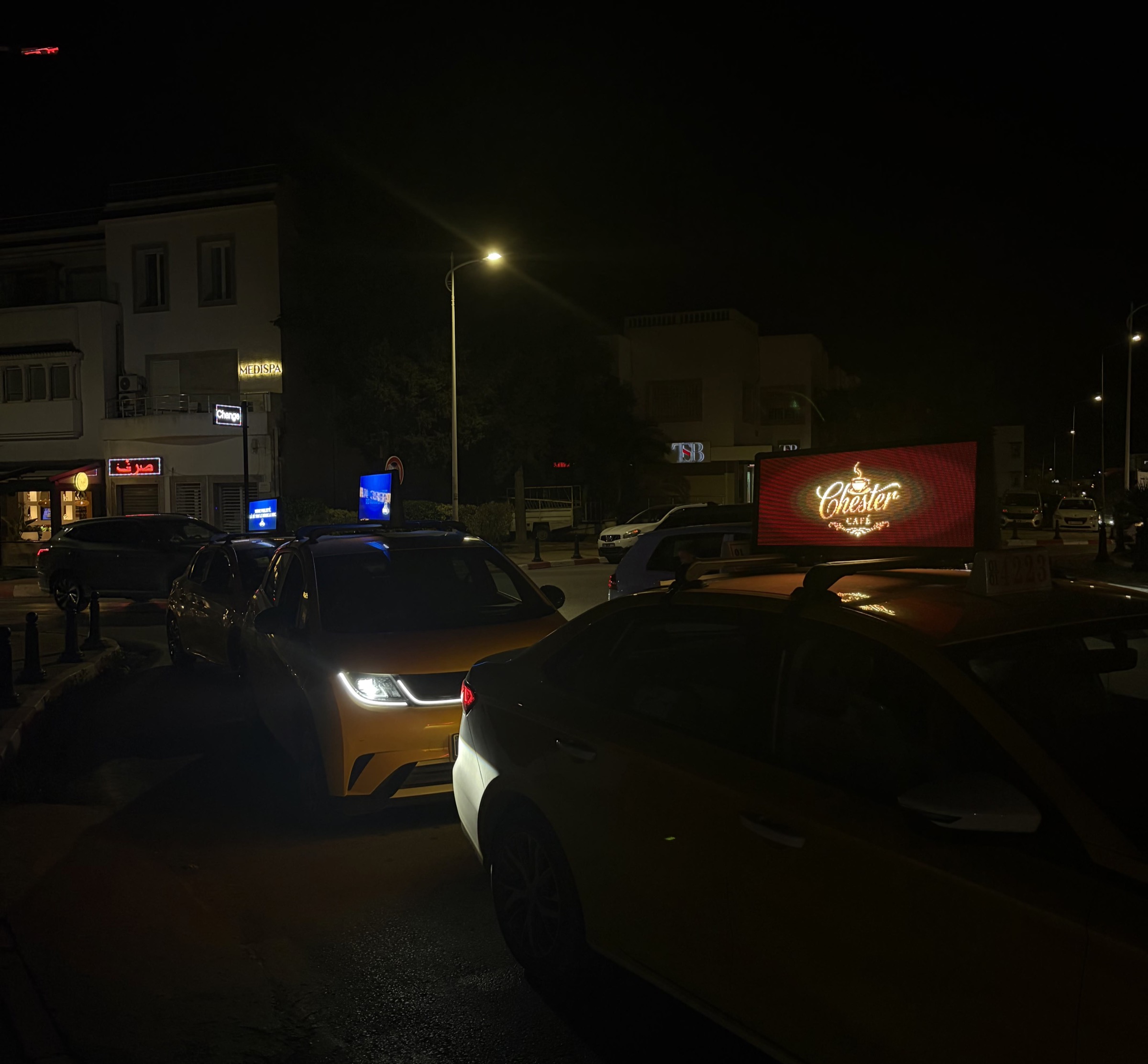 Taxis SpotScreens de nuit à Tunis, écrans LED allumés